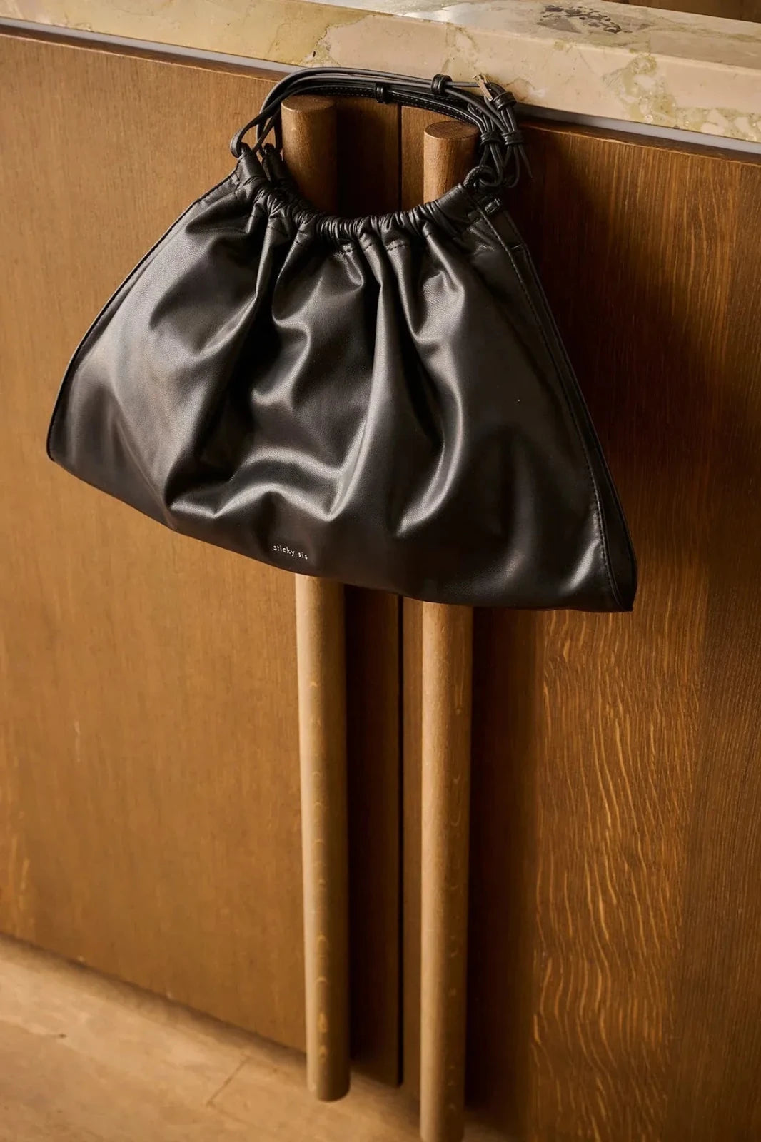 The Sticky Sis Club - CLUB CHIC Handtasche • black - Handtasche - ROSA ECK