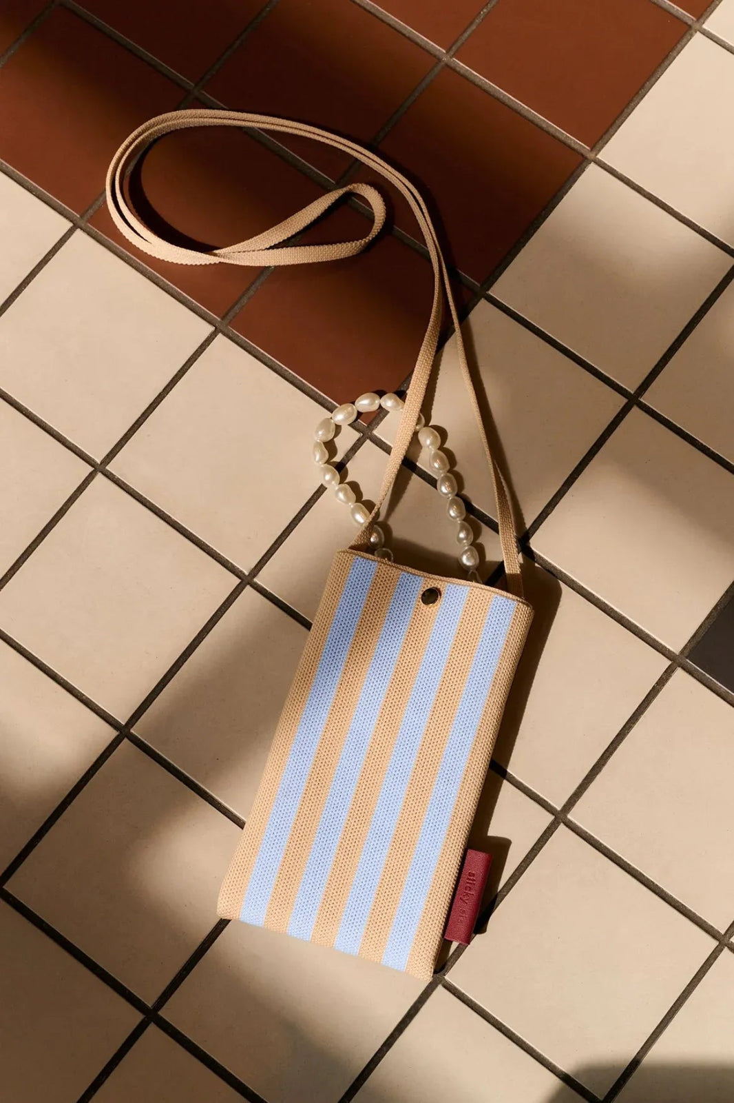 The Sticky Sis Club - KNITTED STRIPES Handytasche • marzipan + sky - Handytasche - ROSA ECK