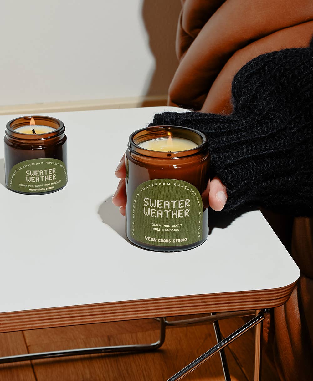 Very Goods Studio - SWEATER WEATHER Große Duftkerze im Glas (170 ml) - Kerze - ROSA ECK Concept Store