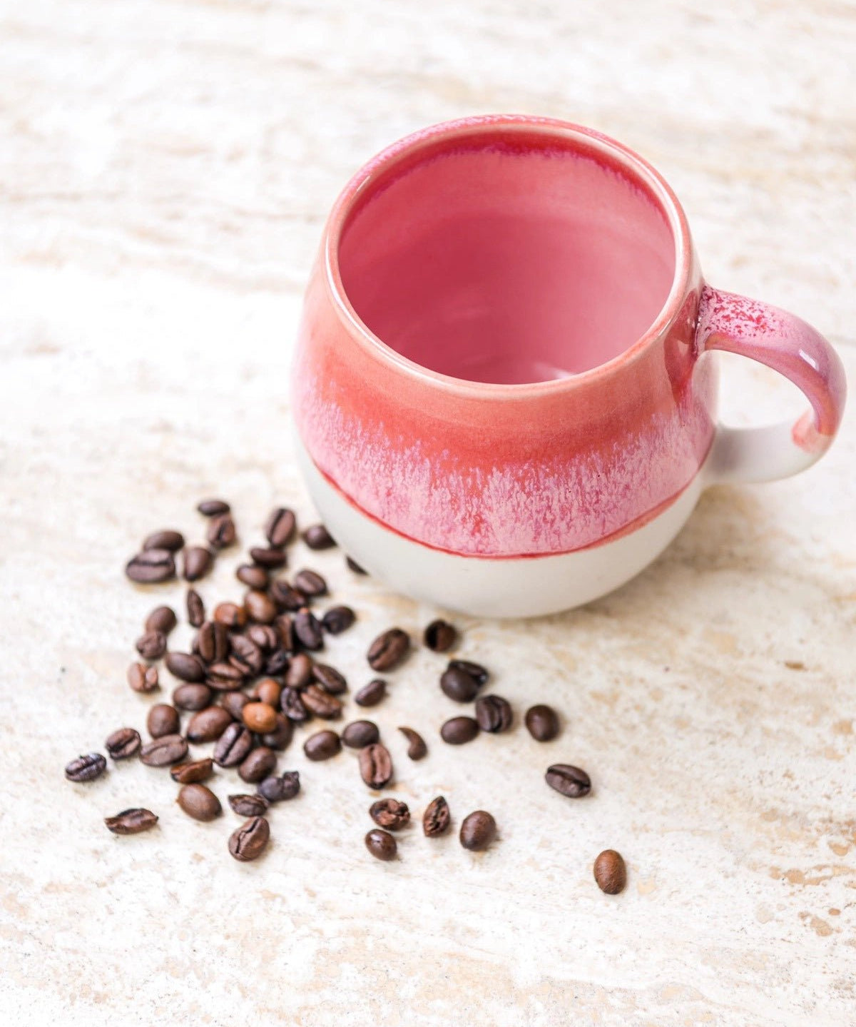 Beige-pinke Kaffeetasse von Vila Cerâmica im Ambiente