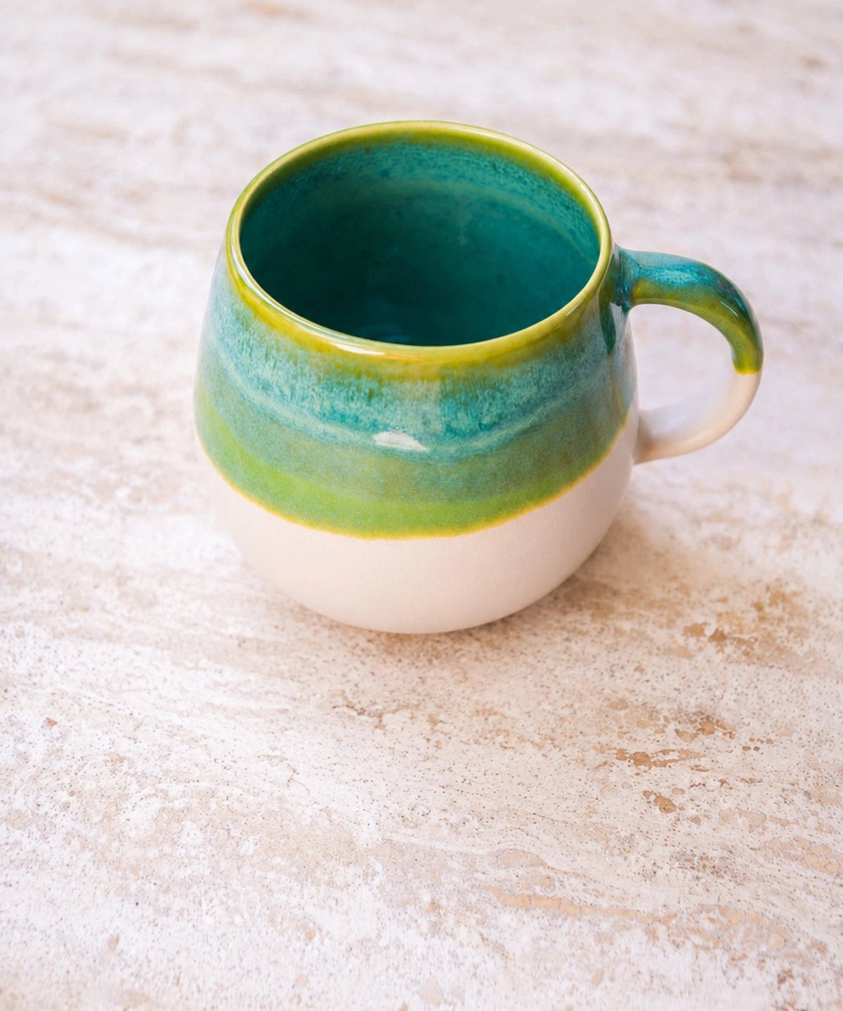 Beige-türkise Kaffeetasse von Vila Cerâmica im Ambiente